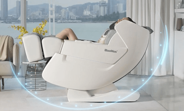 Side view of A wommen relaxing in a iBooMas Chair